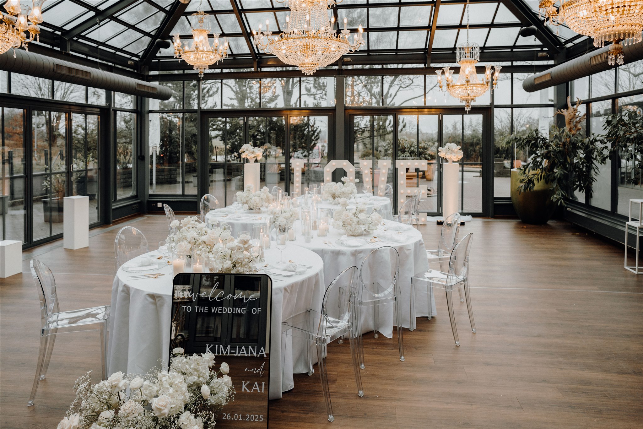 Serpentinenartig angeordnete Tische in weiß und creme Tönen, Planung: von Aspern Weddings, Lüneburg