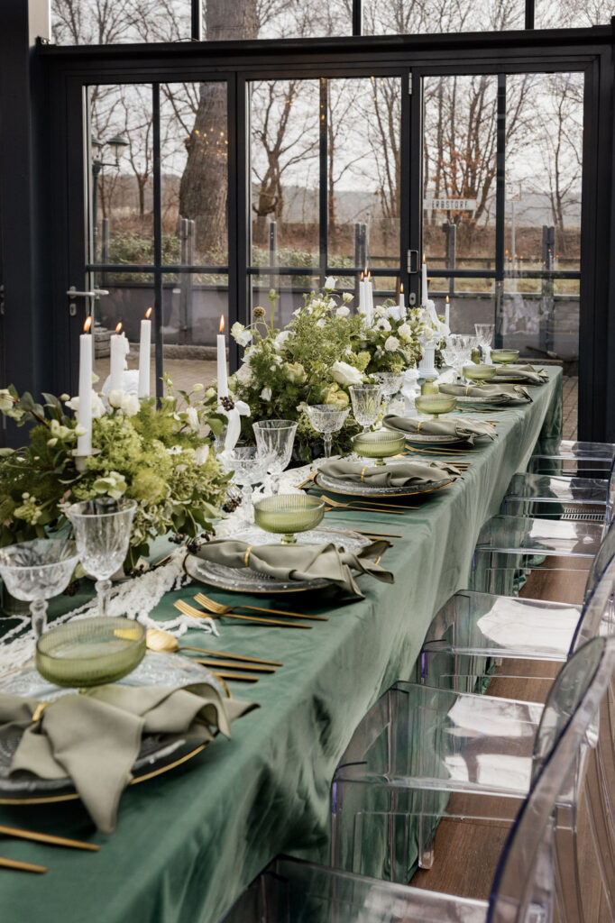 Tablesetting mit Hochzeitsdekoration und Hochzeitsblumen, Planung: Sophia von Aspern von von Aspern Weddings aus Lüneburg