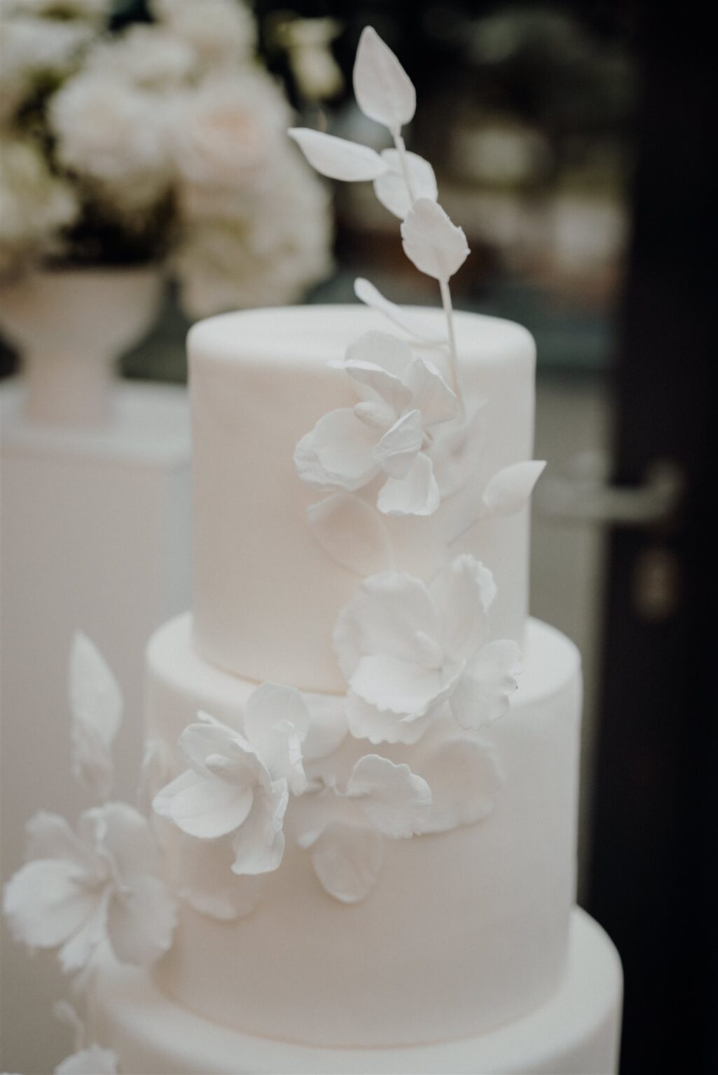 Hochzeitstorte in weiß mit floralen Details, Planung: Sophia von Aspern, von Aspern Weddings, Lüneburg, Hamburg, Hannover, Bremen