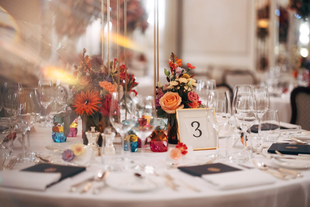 Elegante Hochzeitsdekoration im Festsaal des Hotel Vier Jahreszeiten Hamburg – perfekte Kulisse zum Heiraten an der Alster.