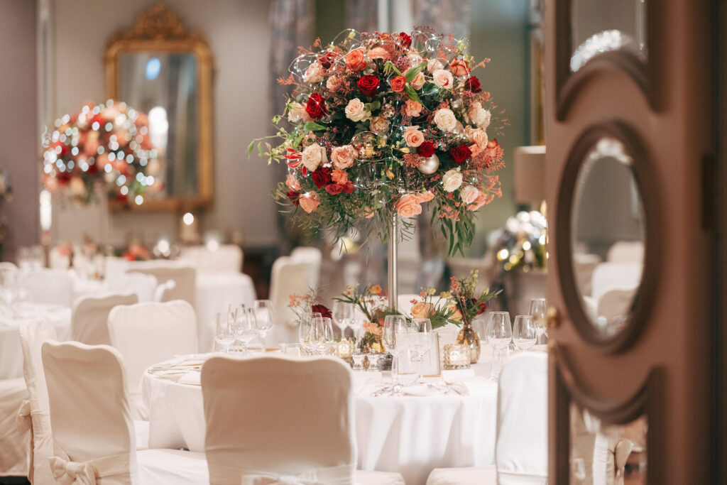 Der Festsaal im Fairmont Hotel Vier Jahreszeiten, stilvoll dekoriert für eine exklusive Hochzeit mitten in Hamburg mit von Aspern Weddings
