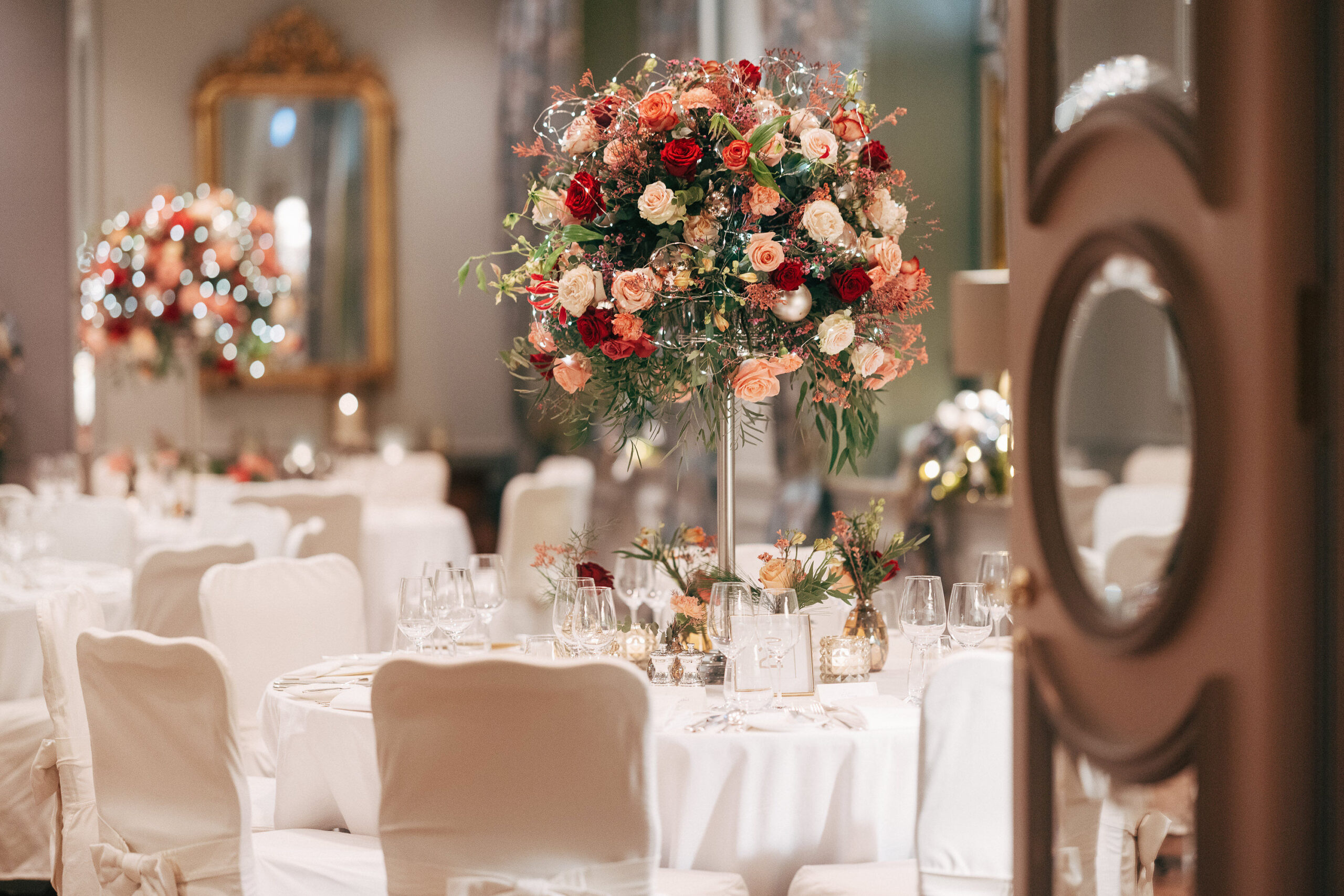 Der Festsaal im Fairmont Hotel Vier Jahreszeiten, stilvoll dekoriert für eine exklusive Hochzeit mitten in Hamburg.