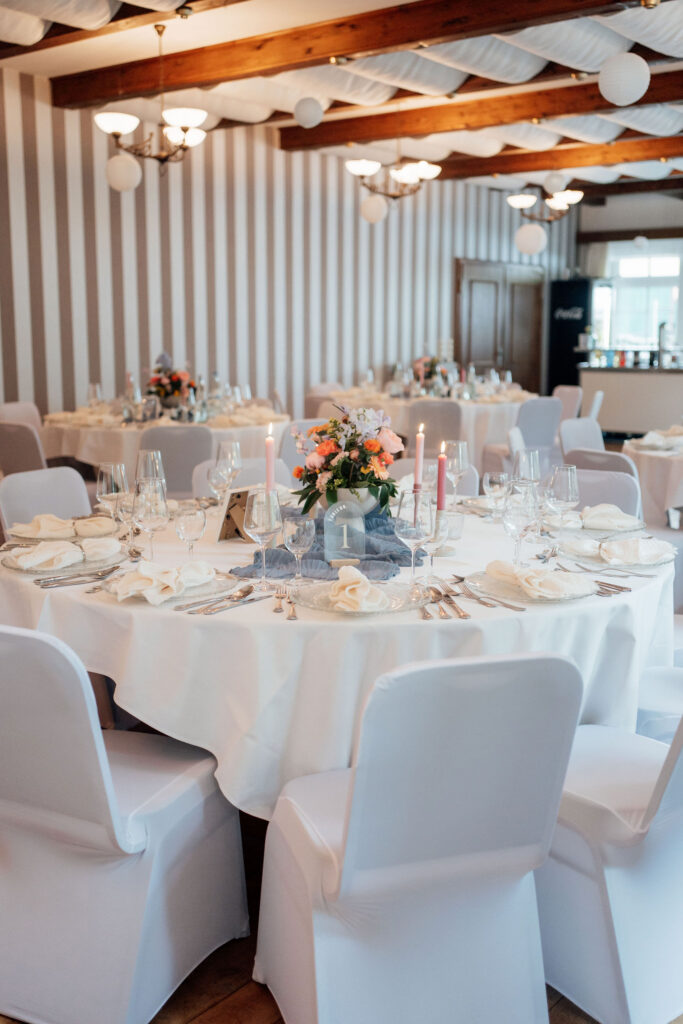 Festscheune des Hof Sudermühlen mit Hochzeitdekoration in der Lüneburger Heide in der Nähe von egestorf