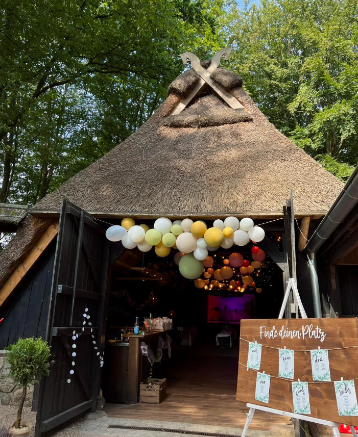 Eingangsbereich des Schafstalls Amelinghausen mit Fachwerk in der Lüneburger Heide