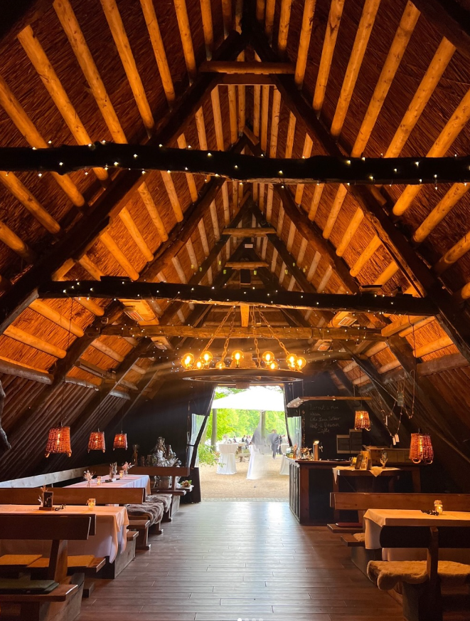 Innenansicht des Schafstalls Amelinghausen mit Fachwerk in der Lüneburger Heide
