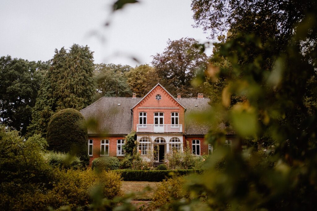 Haupthaus des Gut Holtorfs in der Lüneburger Heide für die perfekte Scheunenhochzeit