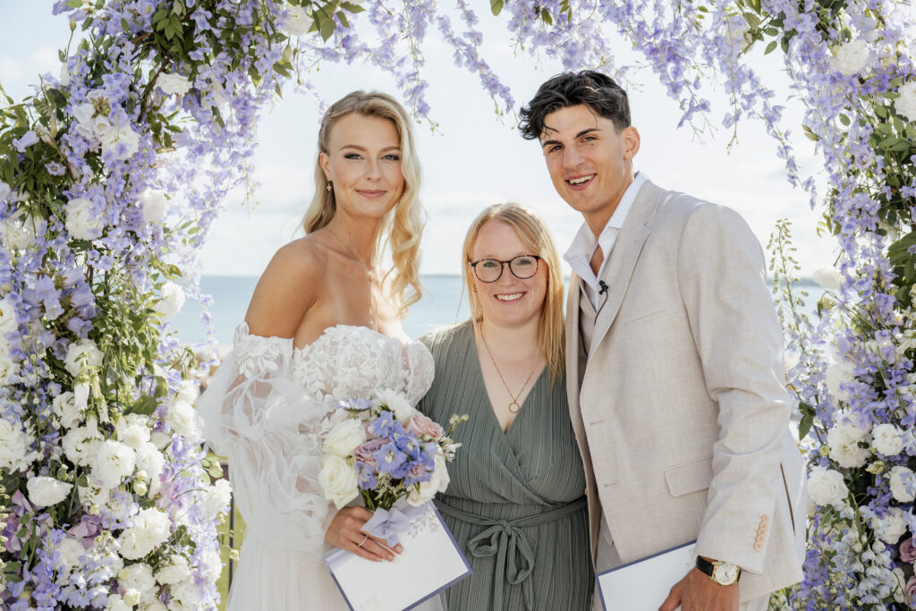 Brautpaar gemeinsam mit Hochzeitsplanerin Sophia von Aspern unter einem festlich geschmückten Traubogen – liebevoll begleitet durch von Aspern Weddings | Hamburg, Bremen, Hannover, Niedersachsen.