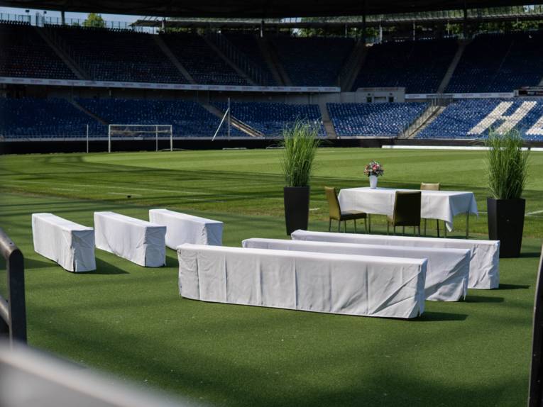 lick in die Heinz-von-Heiden-Arena, einzigartige Kulisse für eine standesamtliche Trauung mit besonderem Flair – Hochzeitsplanung Sophia von Aspern | von Aspern Weddings | Hannover, Bremen, Hamburg