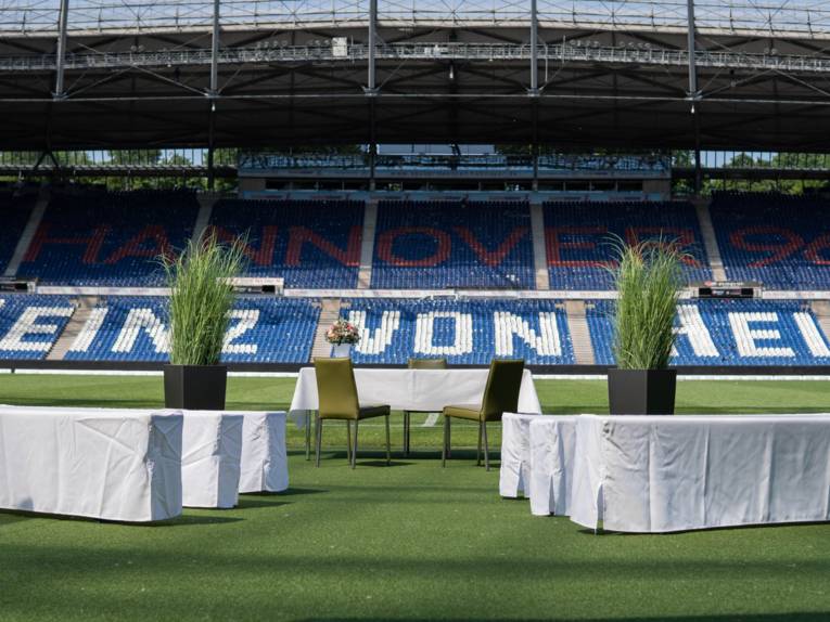 Hochzeitspaar in der Heinz-von-Heiden-Arena in Hannover – außergewöhnliche Location für eure standesamtliche Trauung, stilvoll begleitet von Sophia von Aspern | von Aspern Weddings | Hamburg, Bremen, Niedersachsen
