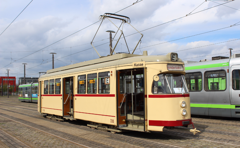 Historische Straßenbahn als außergewöhnliche Location für standesamtliche Trauungen in Hannover – stilvoll begleitet von Sophia von Aspern | von Aspern Weddings | Hamburg, Bremen, Niedersachsen