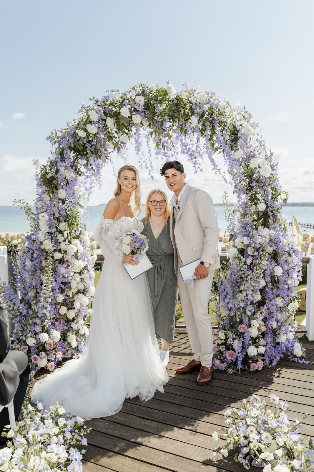 Hochzeitplanerin Sophia von Aspern begleitet das Brautpaar bei der Hochzeit an der Ostsee, geplant von: von Aspern Weddings aus Lüneburg