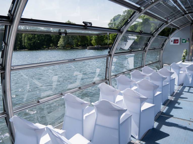 ochzeitspaar auf dem Solarkatamaran auf dem Maschsee – außergewöhnliche Location für eine standesamtliche Trauung in Hannover, geplant von Sophia von Aspern | von Aspern Weddings | Hamburg, Bremen, Niedersachsen