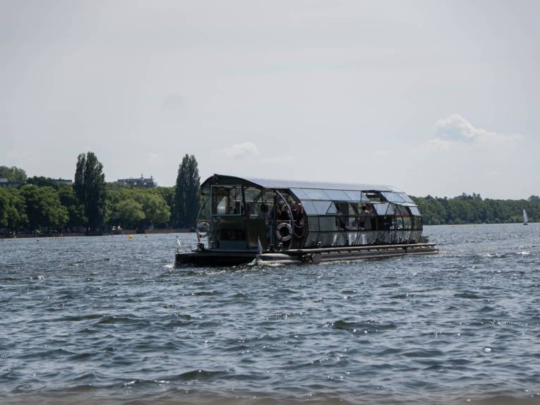 Standesamtliche Trauung auf dem Maschsee-Solarboot – außergewöhnliche Kulisse mitten in Hannover, stilvoll begleitet von Sophia von Aspern | von Aspern Weddings | Hannover, Bremen, Hamburg