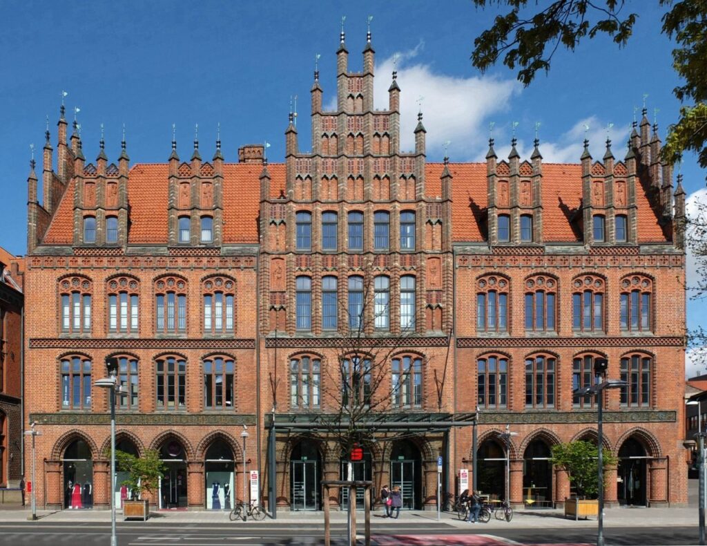 Blick auf das Standesamt Hannover im Alten Rathaus mit historischem Trausaal – eine beliebte Location für standesamtliche Trauungen in Hannover und Umgebung.