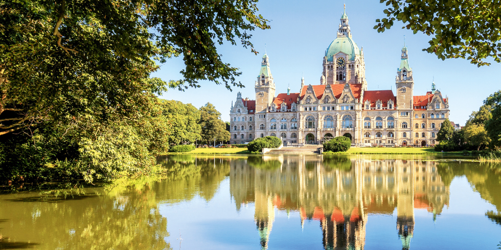 Das Standesamt Hannover im Neuen Rathaus, direkt am See gelegen – eine beeindruckende Kulisse für das Hochzeitsshooting nach der standesamtlichen Trauung.