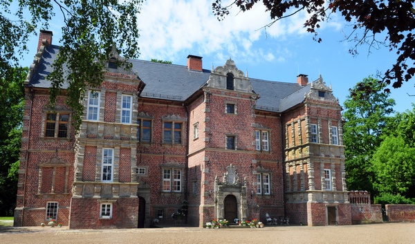 Schloss Erbhof in Bremen – eine romantische Schlosshochzeit mit standesamtlicher Trauung im festlichen Ambiente. Die historische Location bietet Paaren einen besonderen Rahmen für ihre Hochzeit im Schloss.
