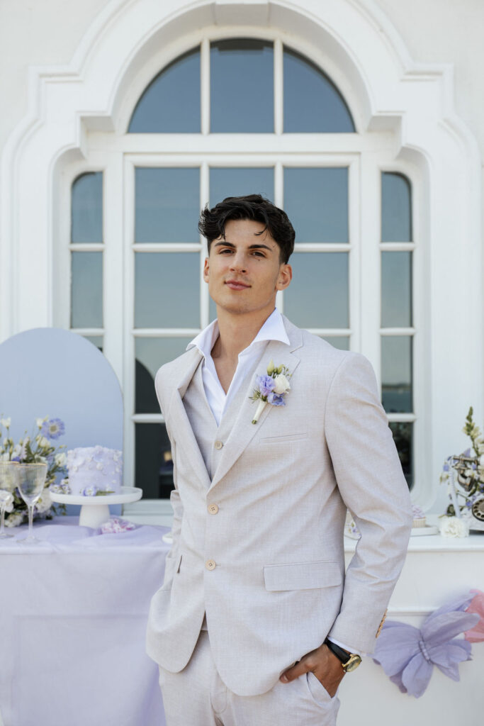 Bräutigam steht vor der stilvoll geschmückten Hochzeitsbar mit Drinks und Blumendeko im Atlantic Hotel Travemünde, exklusive Hochzeitsplanung Sophia von Aspern, von Aspern Weddings, Hamburg, Bremen, Niedersachsen, Hannover.