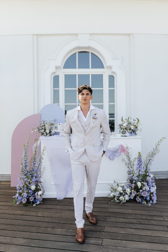 räutigam posiert vor der festlich dekorierten Bar im Atlantic Hotel Travemünde, elegante Hochzeitsplanung Sophia von Aspern, von Aspern Weddings, Hamburg, Bremen, Hannover, Niedersachsen.