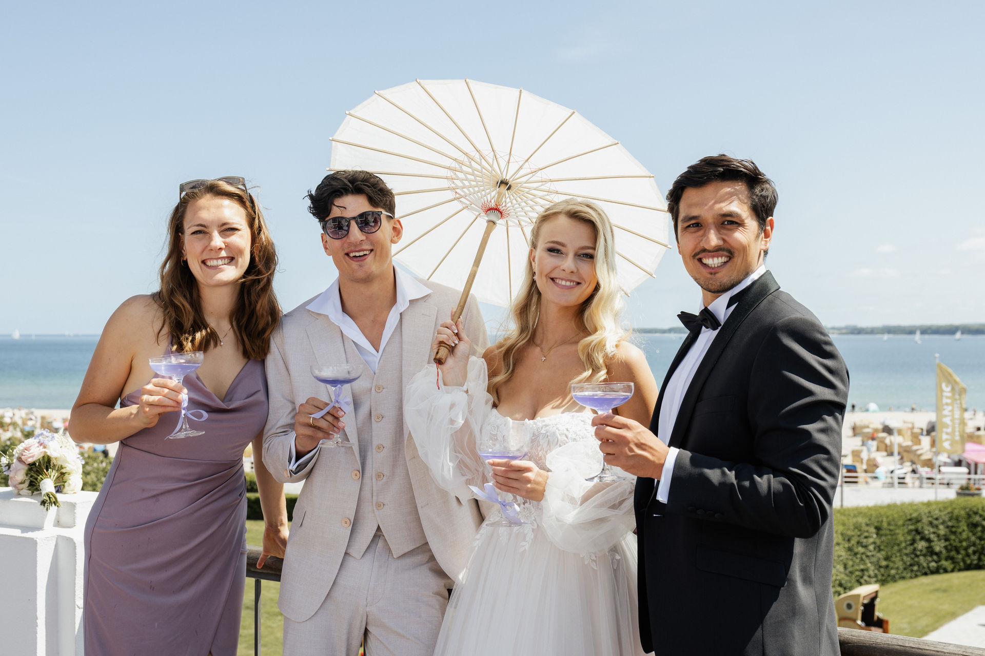Trauzeugen und Brautpaar lachen und stoßen mit Champagner an, elegante Hochzeitsplanung Sophia von Aspern, Hamburg, Bremen, Hannover.