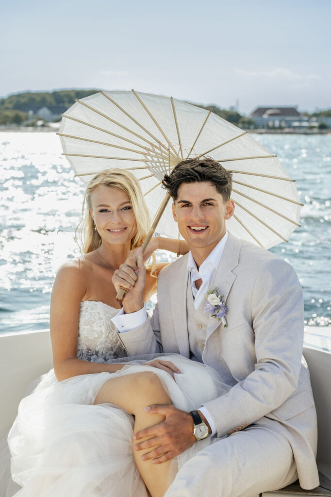 Braut und Bräutigam genießen den Moment auf einer Yacht vor der Küste von Travemünde, exklusive Hochzeitsplanung mit Sophia von Aspern, von Aspern Weddings, Hamburg, Hannover, Niedersachsen, Bremen.