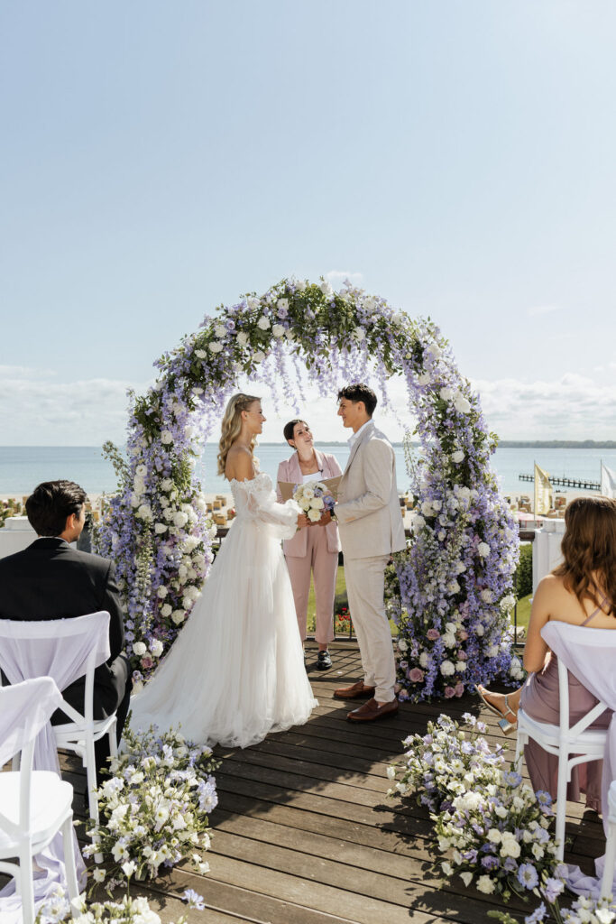 Gäste verfolgen die emotionale Trauung am Meer im Atlantic Hotel Travemünde, stilvolle Planung durch Sophia von Aspern, von Aspern Weddings, Niedersachsen, Hamburg, Hannover.