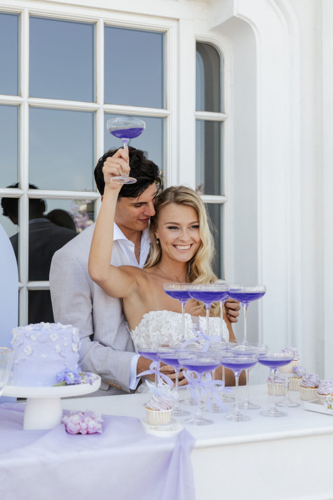 Champagner fließt über Gläserpyramide, Brautpaar feiert exklusiv mit Gästen, Planung durch Sophia von Aspern, Hamburg, Bremen, Hannover.