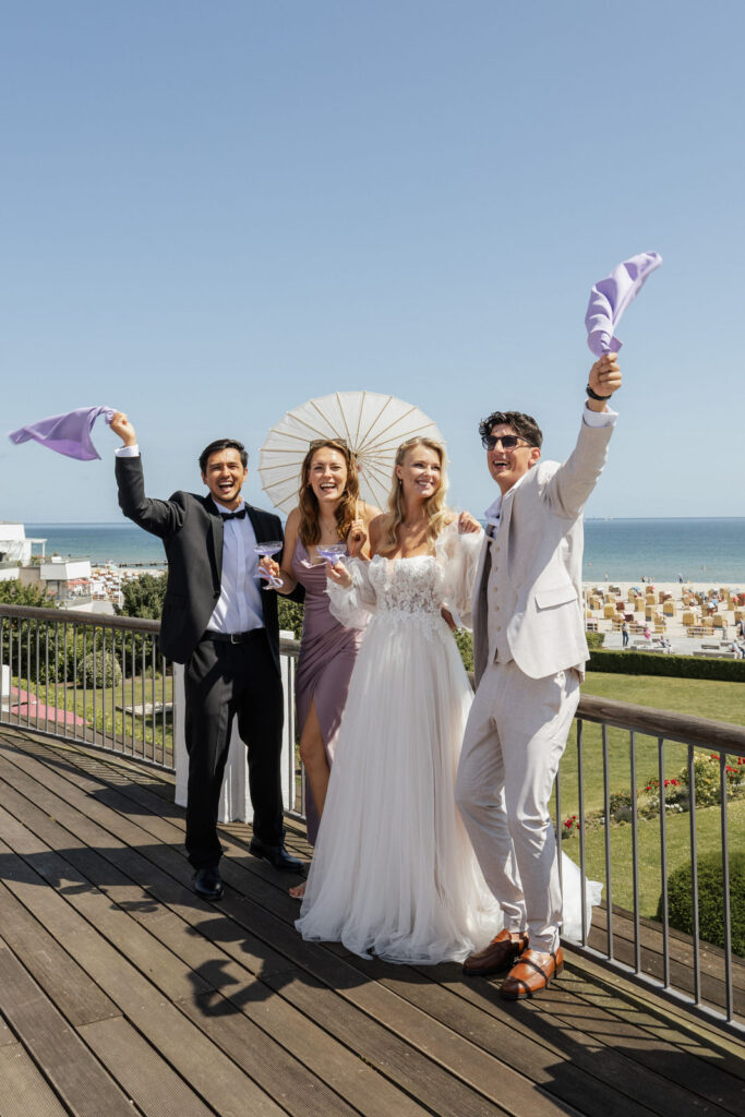 Gäste wedeln mit Servietten, während das Brautpaar feiert, emotionale Hochzeitsplanung mit Sophia von Aspern, von Aspern Weddings, Hamburg, Bremen, Hannover, Niedersachsen.