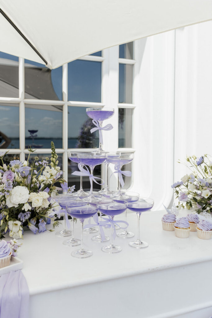 Detailaufnahme prickelnder Champagnergläser im Tower, stilvolle Hochzeitsplanung Sophia von Aspern, von Aspern Weddings, Hamburg, Niedersachsen, Schleswig-Holstein.