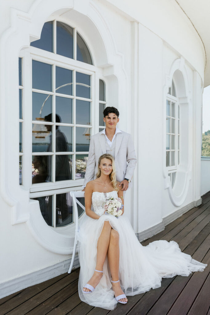 Editorial Hochzeitsfoto von Sarah Prahm, Brautpaar vor Ostseekulisse im Atlantic Hotel Travemünde, Hochzeitsplanung Sophia von Aspern, Hamburg, Bremen, Hannover.