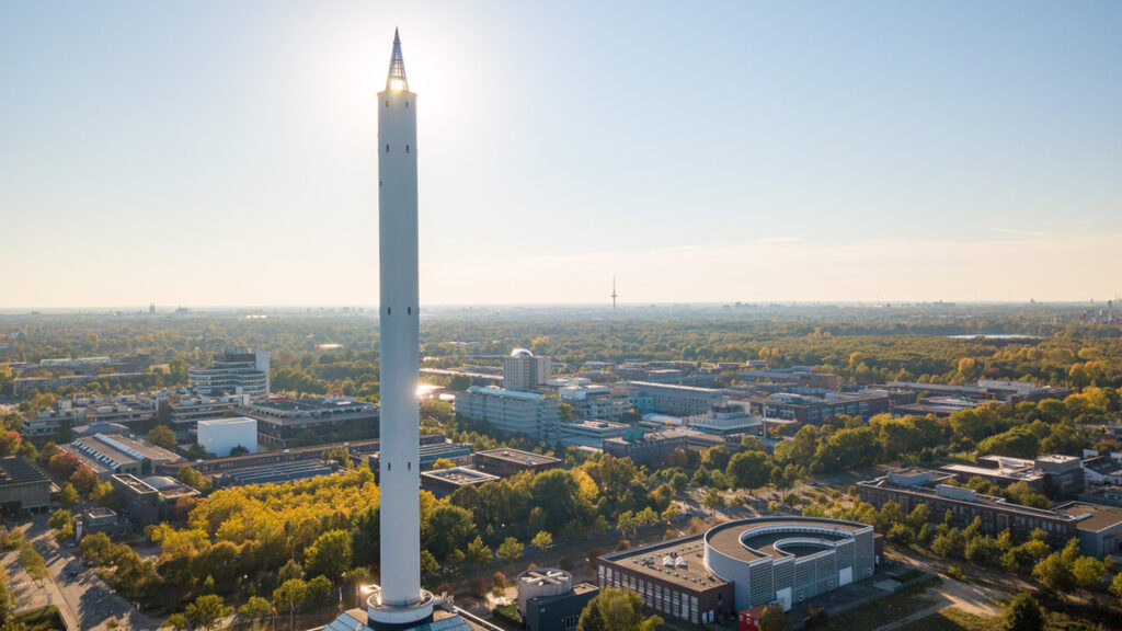 Standesamtliche Trauung im Fallturm Bremen – Heiraten in 130 m Höhe mit spektakulärem Blick über die Stadt. Eine außergewöhnliche Location für Paare, die ihre Hochzeitsplanung in Bremen mit einem echten Highlight verbinden möchten. Foto für von Aspern Weddings.
