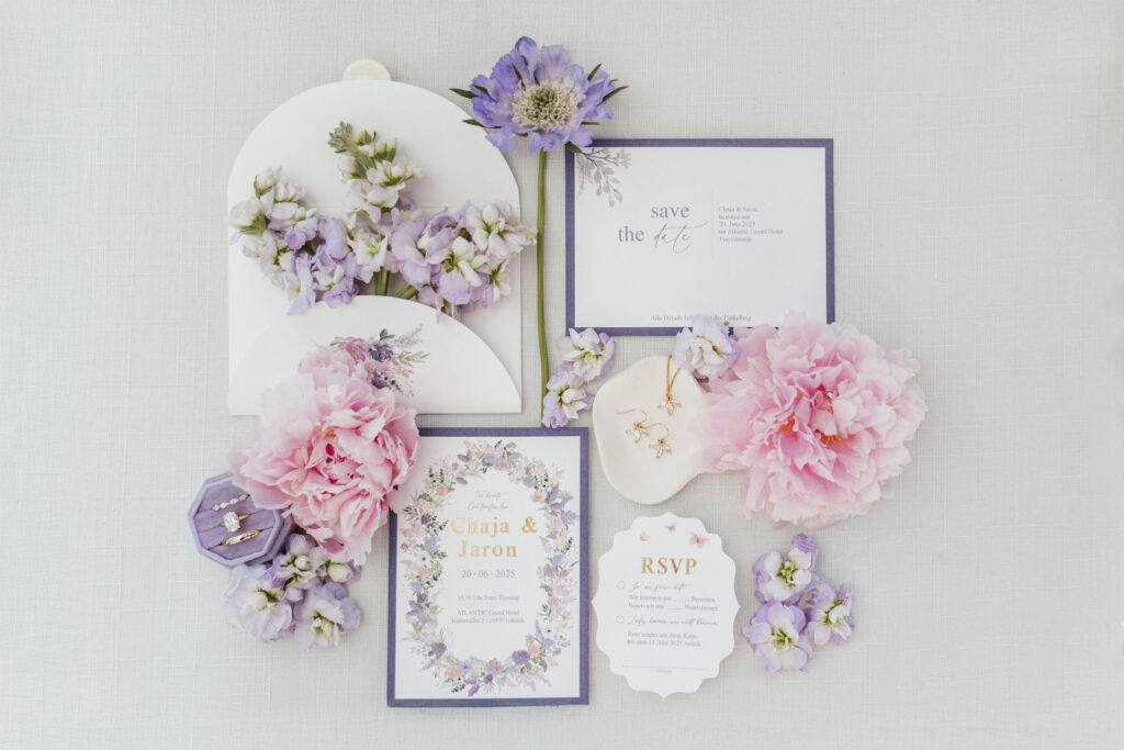 Florale Hochzeitspapeterie in Flieder und Violett mit goldenen Highlights, gestaltet von von Aspern Weddings. Sophia von Aspern begleitet Hochzeitsplanung in Lüneburg, Hamburg, Schleswig-Holstein und Mecklenburg-Vorpommern.