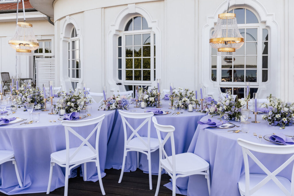 Editorial Table-Design mit weißen Crossback Chairs und Kristallgläsern, Planung Sophia von Aspern, von Aspern Weddings, Hamburg, Bremen, Hannover.