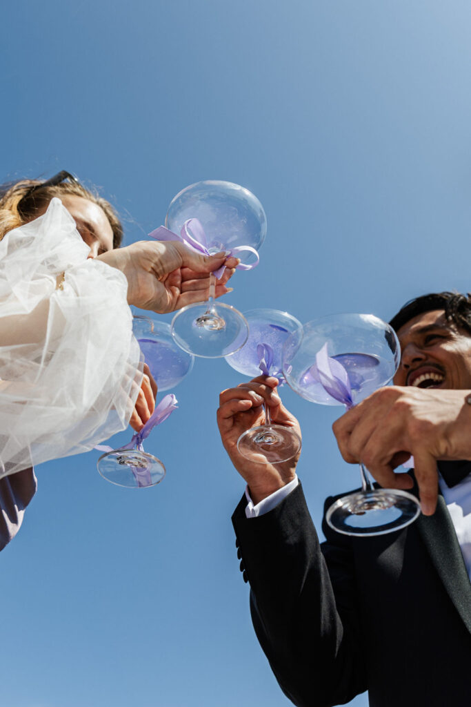 Trauzeugen stoßen mit dem Brautpaar an, stilvolle Feier im Atlantic Hotel Travemünde, Planung durch Sophia von Aspern, Hamburg, Niedersachsen, Bremen.