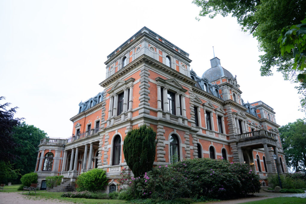 Historisches Schloss Etelsen bei Bremen als traumhafte Kulisse für eine Hochzeit. Fotografie von Love&otherstories. Mit von Aspern Weddings Hochzeitsplanung werden hier exklusive Hochzeitsmomente umgesetzt.