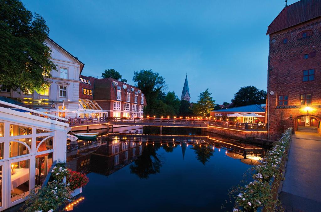 Bergström Hotel direkt an der Ilmenau in Lüneburg als romantische Hochzeitslocation mit maritimem Flair und vielseitigen Räumlichkeiten – Hochzeitsplanung von Aspern Weddings, Sophia von Aspern, Hamburg, Bremen, Hannover, Niedersachsen