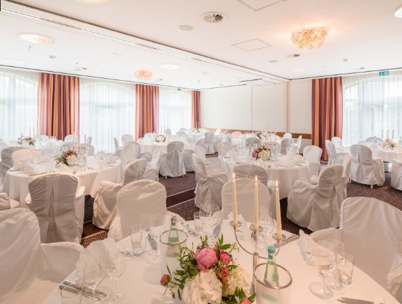 Castanea Resort in Adendorf bei Lüneburg als exklusive Hochzeitslocation mit eleganten Sälen und traumhafter Umgebung – Hochzeitsplanung von Aspern Weddings, Sophia von Aspern, Hamburg, Bremen, Hannover, Niedersachsen