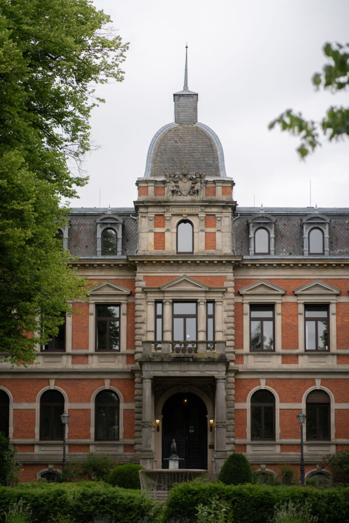 Romantische Hochzeit im Schloss Etelsen in Bremen, festlicher Festsaal mit eleganter Dekoration. Fotografin Love&otherstories hat die Stimmung eingefangen. Hochzeitsplanung durch Sophia von Aspern, von Aspern Weddings.