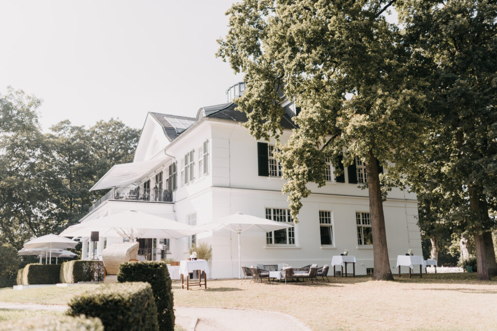 Villa im Heinepark als exklusive Hochzeitslocation in Hamburg, direkt an der Elbe gelegen. Klassische Architektur, weitläufiges Gelände und besondere Atmosphäre für hochwertige Hochzeiten. Hochzeitsplanung für anspruchsvolle Paare aus Hamburg, Bremen, Hannover und Niedersachsen mit Sophia von Aspern und von Aspern Weddings.