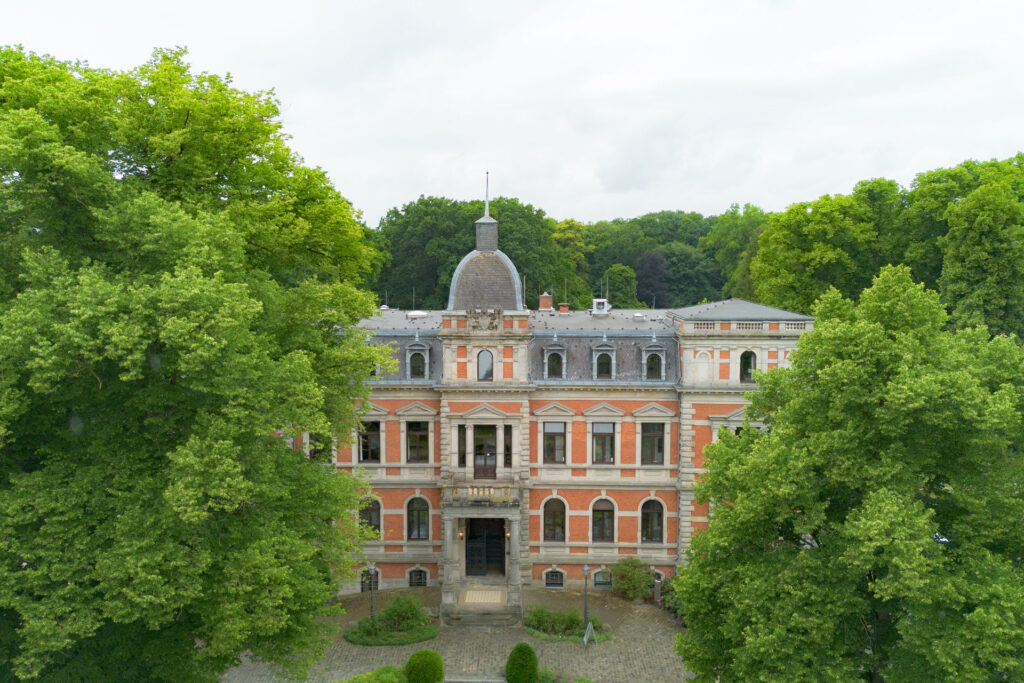 Schloss Etelsen bei Bremen mit seiner eindrucksvollen Architektur als Hochzeitslocation. Love&otherstories hält die besonderen Momente fest, während von Aspern Weddings die Hochzeitsplanung stilvoll und individuell gestaltet.