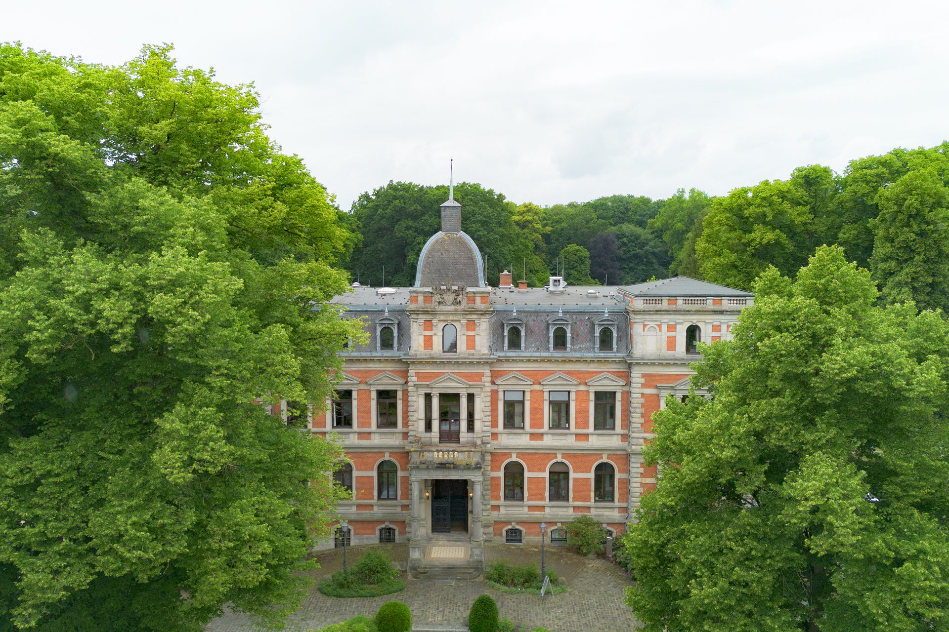 Schloss Etelsen bei Bremen mit seiner eindrucksvollen Architektur als Hochzeitslocation. Love&otherstories hält die besonderen Momente fest, während von Aspern Weddings die Hochzeitsplanung stilvoll und individuell gestaltet.