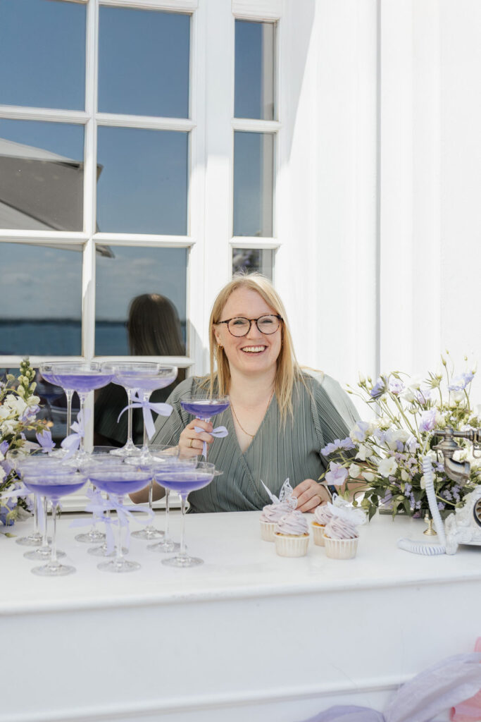 Hochzeitsplanerin Sophia von Aspern richtet einen Champagnertower für die Hochzeit aus – stilvolle Hochzeitsplanung mit von Aspern Weddings in Hamburg, Bremen, Hannover und Niedersachsen.