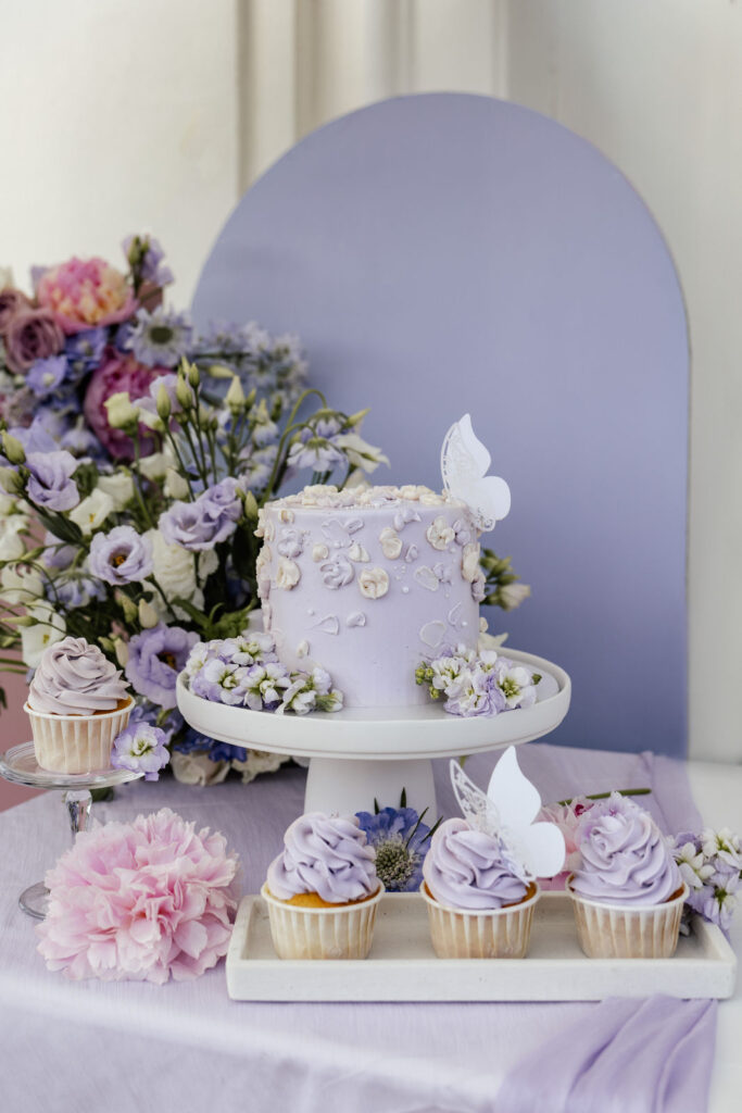 Desserttable mit Hochzeitstorte und Cupcakes in Violett, Aura-Design-Torten, stilvolle Hochzeitsplanung Sophia von Aspern, Hamburg, Bremen, Hannover.