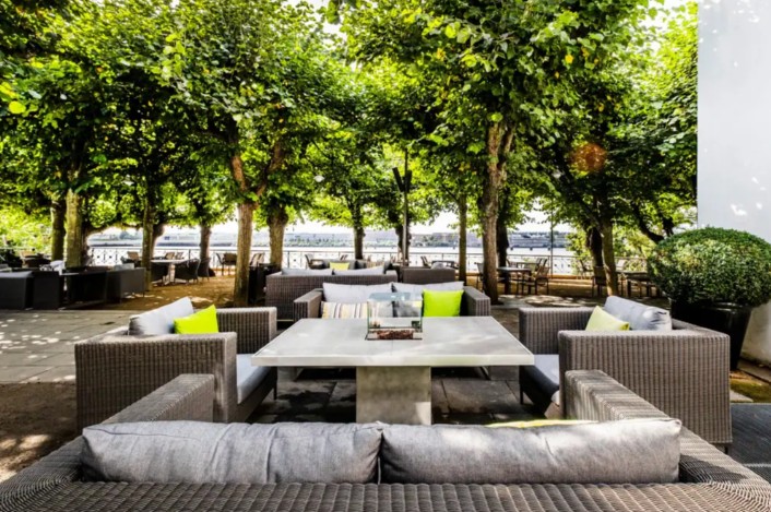 Lindenterrasse des Louis C. Jacob Hotels in Hamburg mit weitem Blick über die Elbe, stilvoller Loungebereich für eine elegante Hochzeit im Freien, exklusive Atmosphäre für Hochzeitsplanung mit Sophia von Aspern, von Aspern Weddings, für Paare aus Hamburg, Bremen, Hannover und Niedersachsen.