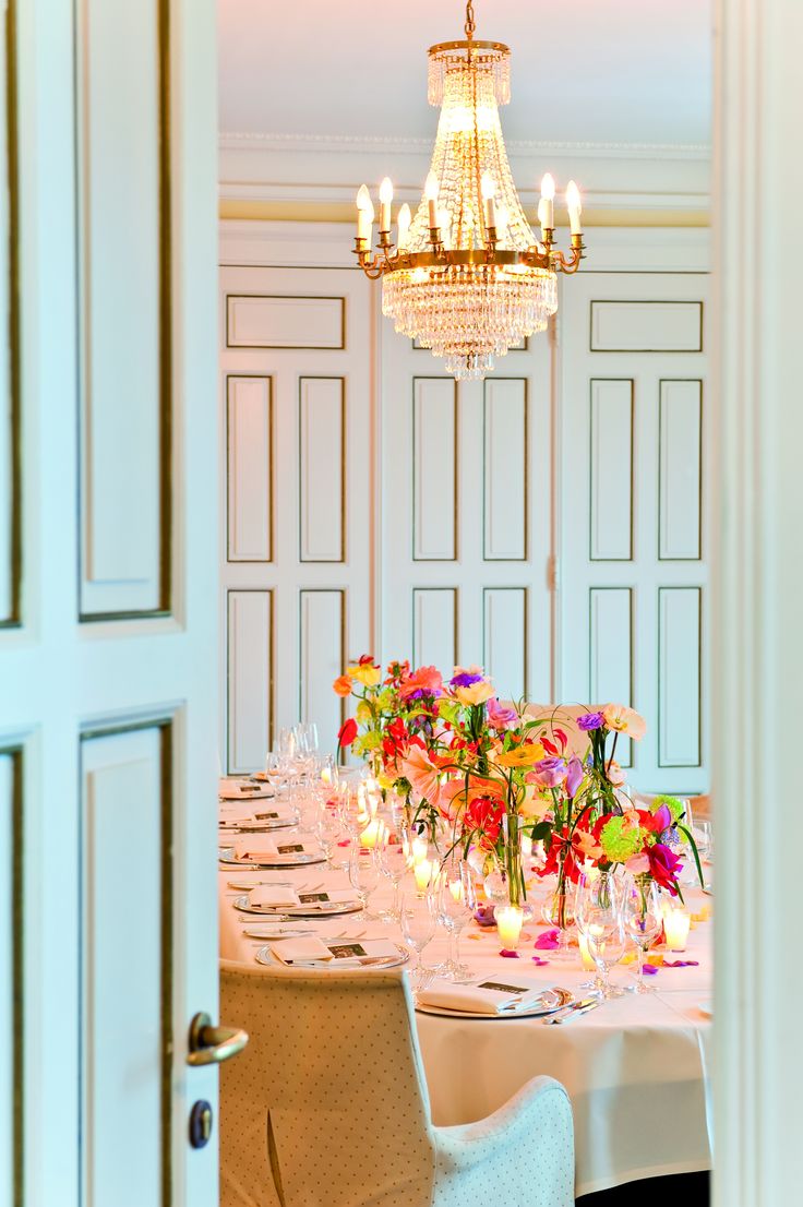 Schön für eine Hochzeit dekoriertes Gartenzimmer des Hotel Louis C. Jacob.