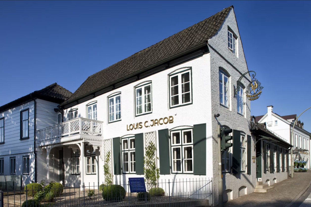 Elegante Hochzeitslocation Louis C. Jacob in Hamburg direkt an der Elbe mit Blick aufs Wasser, stilvolle Kulisse für eine exklusive Hochzeit, umgesetzt mit Hochzeitsplanung von Sophia von Aspern, von Aspern Weddings, für Paare aus Hamburg, Bremen, Hannover und Niedersachsen.