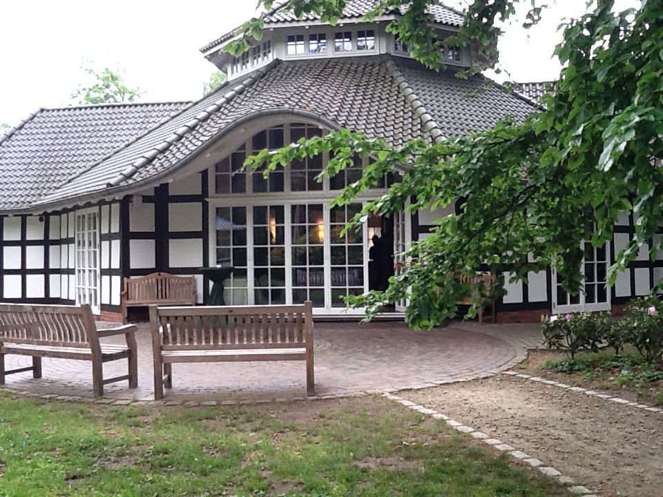 Außenansicht des Lür-Kropp-Hochtiedshuus in Bremen – idyllische Fachwerk-Location für standesamtliche Trauungen im Grünen. Eine besondere Hochzeitslocation, die Tradition und norddeutsche Gemütlichkeit verbindet. Ideal für Paare, die ihre Hochzeit in Bremen planen. Foto für von Aspern Weddings, Hochzeitsplanung.