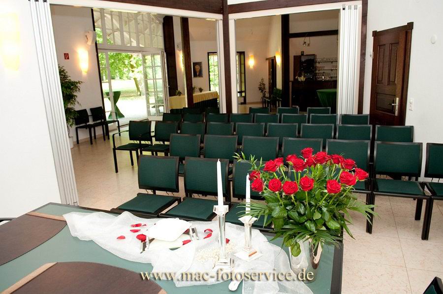 Trauzimmer im Lür-Kropp-Hochtiedshuus in Bremen – eine charmante Location für standesamtliche Trauungen mit rustikalem Flair. Perfekt für Paare, die in Bremen heiraten möchten und dabei eine gemütliche, norddeutsche Atmosphäre schätzen. Foto für von Aspern Weddings, Hochzeitsplanung Bremen.