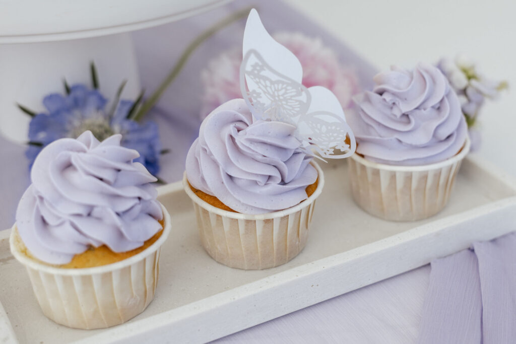 Detailaufnahme lilafarbener Cupcakes von Aura-Design-Torten, Hochzeitsplanung Sophia von Aspern, Hamburg, Niedersachsen, Bremen.