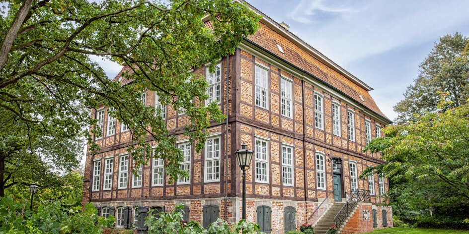 chloss Schönebeck in Bremen – Außentraustelle des Standesamtes für standesamtliche Hochzeiten in historischem Ambiente. Die Location verbindet eleganten Schlosscharme mit einer romantischen Atmosphäre und bietet Paaren einen besonderen Rahmen für ihre Trauung. Foto für von Aspern Weddings, Hochzeitsplanung Bremen.