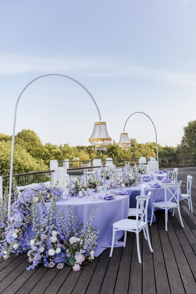 Table-Setup mit violetten Blüten, asymmetrischen Tischen und eleganten Details, Hochzeitsplanung Sophia von Aspern, Hamburg, Niedersachsen, Schleswig-Holstein.